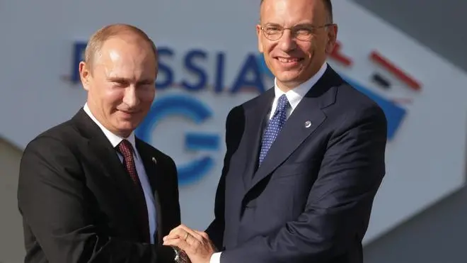 epa03851900 Russian President Vladimir Putin (L) welcomes Italian Prime Minister Enrico Letta for the G20 summit at the Constantine Palace in St. Petersburg, Russia, 05 September 2013. The G20 summit takes place from 05 to 06 September. EPA/KAY NIETFELD