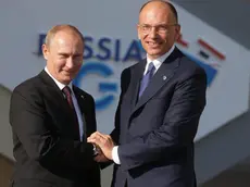 epa03851900 Russian President Vladimir Putin (L) welcomes Italian Prime Minister Enrico Letta for the G20 summit at the Constantine Palace in St. Petersburg, Russia, 05 September 2013. The G20 summit takes place from 05 to 06 September. EPA/KAY NIETFELD