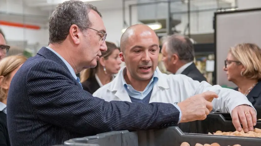 Sergio Bolzonello (Vicepresidente Regione FVG e assessore Attività produttive) visita la Colombin, Azienda leader nella produzione e commercializzazione di tappi da sughero, accompagnato da Andrea Cossar (Product Manager) - Trieste 12/11/2015 (Foto Colombin & Figlio S.p.A.)