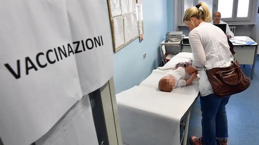 Una dottoressa prepara una dose di vaccino in uno degli ambulatori del Centro Vaccinale di via Statuto a Milano, 4 settembre 2017. Ansa/Daniel Dal Zennaro