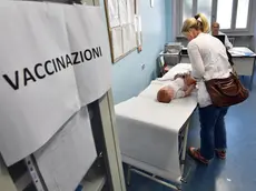 Una dottoressa prepara una dose di vaccino in uno degli ambulatori del Centro Vaccinale di via Statuto a Milano, 4 settembre 2017. Ansa/Daniel Dal Zennaro