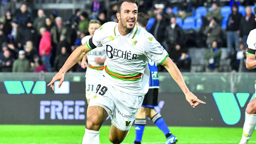 L’attaccante Marco Olivieri dopo una rete segnata con la maglia del Venezia
