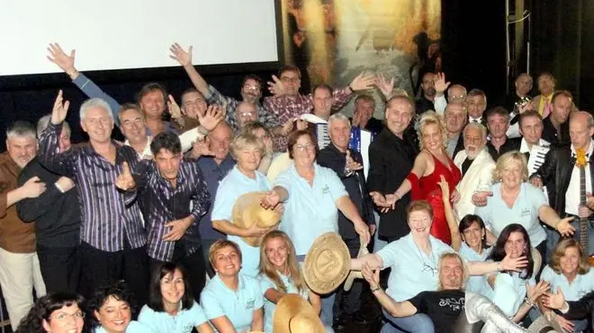 Altran Mf-Cantafestival de la Bisiacaria il gruppo dei cantanti con i presentatori Foto Maurizio Altran