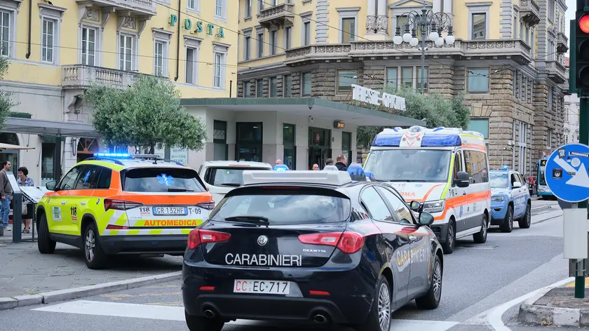 Le forze dell’ordine e i mezzi di soccorso in piazza Oberdan Foto Silvano