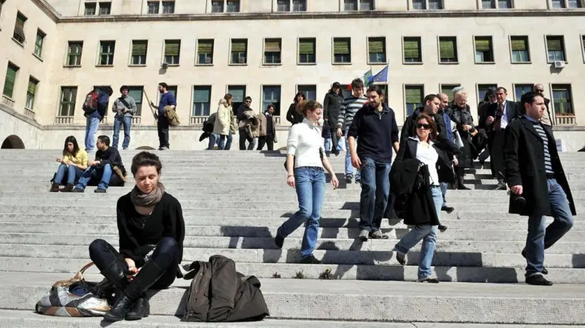 Studenti sulla scalinata di piazzale Europa