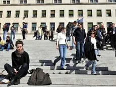 Studenti sulla scalinata di piazzale Europa