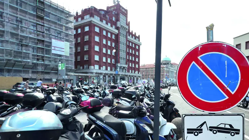 Moto parcheggiate nello slargo del Miela in piazza Duca degli Abruzzi, dove da domani scatterà il divieto di sosta per i lavori Foto andrea lasorte
