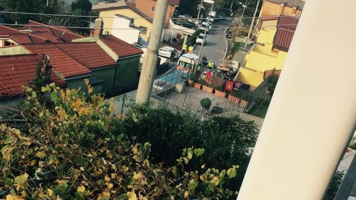 L'ambulanza in strada del Friuli (foto della lettrice Elisa Martini)