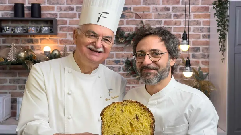 Maradona con il panettone “Mediterraneo” realizzato con il maestro Fabbri