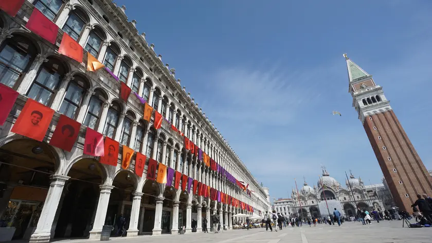 Una veduta delle Procuratie, l’intervento di Gentolini e un’altra installazione.