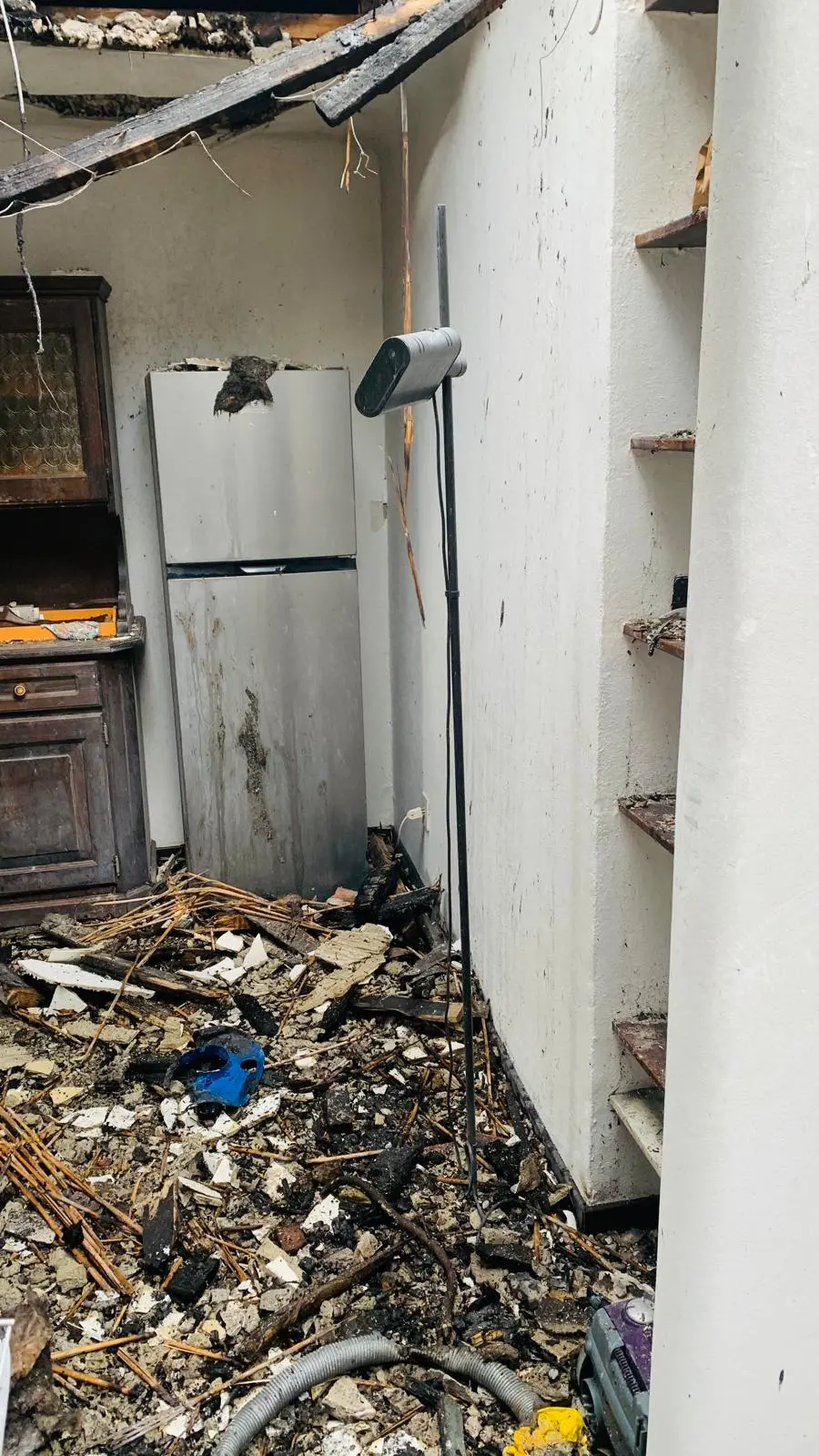 Ecco le foto dell'incendio e dell'esplosione avvenuta nella serata di ieri, mercoledì 18 settembre, sul tetto della palazzina al civico 3 di via Ricci, trasversale di via Cologna. Le immagini, acquisite anche dagli investigatori, aprono anche un'altra ipotesi: cioè che il rogo possa effettivamente essere divampato al quinto piano dello stabile, surriscaldando poi una bombola posizionata sul tetto dove sono in corso i lavori di ristrutturazione. La bombola è deflagrata proprio quando i pompieri erano sul tetto per domare le fiamme. Si sono salvati perché lo scoppio si è verificato sul lato opposto in cui si trovavano in quel momento. In corso di verifica l'impianto elettrico dell'alloggio sottostante al tetto. Intanto. si è tenuta questa mattina, giovedì 19 settembre, l'ispezione dei Vigili del fuoco. Aggiornamento di Gianpaolo Sarti