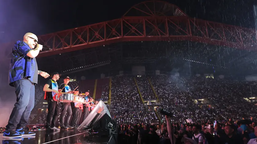 Il concerto di Max Pezzali del giugno scorso. Sullo sfondo la gradinata gremita dello stadio Rocco foto Lasorte