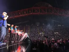 Il concerto di Max Pezzali del giugno scorso. Sullo sfondo la gradinata gremita dello stadio Rocco foto Lasorte