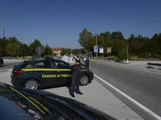 Un posto di blocco della Guardia di finanza