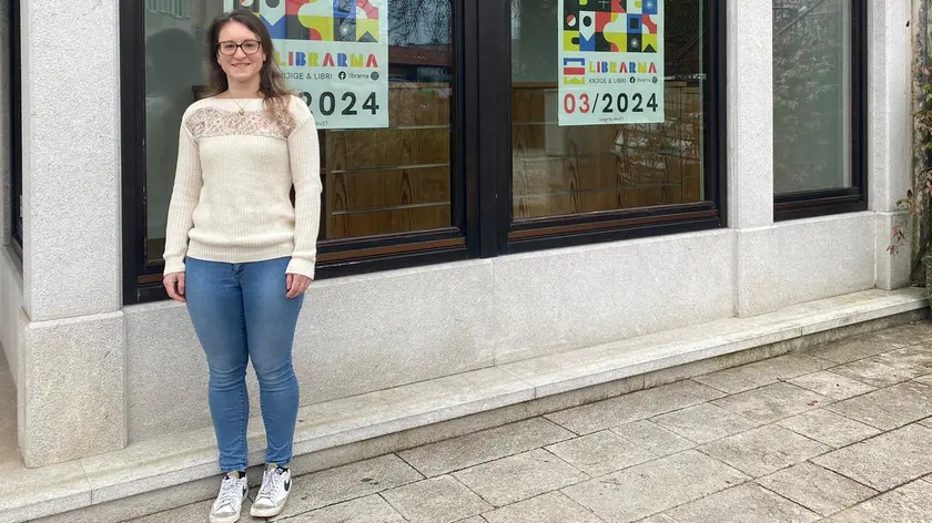 Urška Vidoni all’esterno del locale che da metà marzo ospiterà la nuova libreria al posto di un ex negozio di abbigliamento sportivo