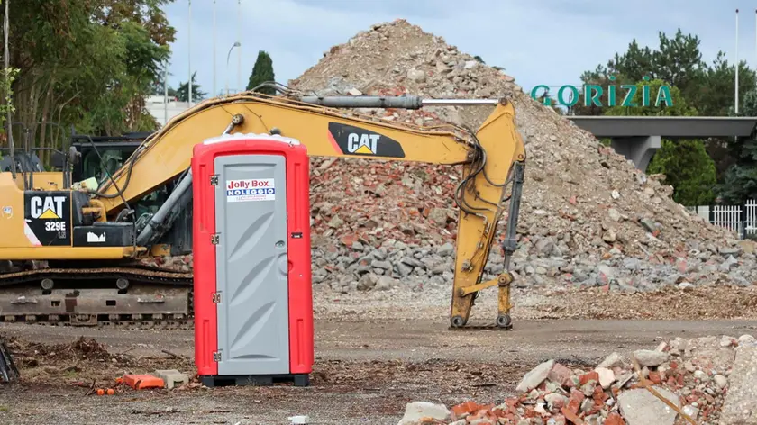 Il cumulo di macerie alle porte della città dopo la demolizione di ex Gordol e ex Car Auto Foto Roberto Marega