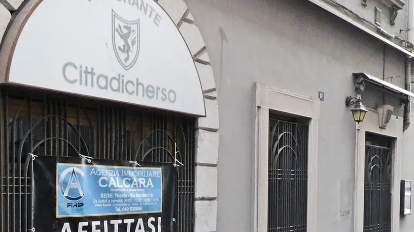 Il cartello “Affittasi” sulle vetrine del ristorante Città di Cherso (Foto Lasorte)