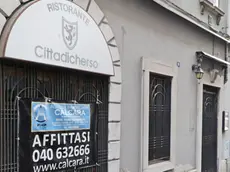 Il cartello “Affittasi” sulle vetrine del ristorante Città di Cherso (Foto Lasorte)