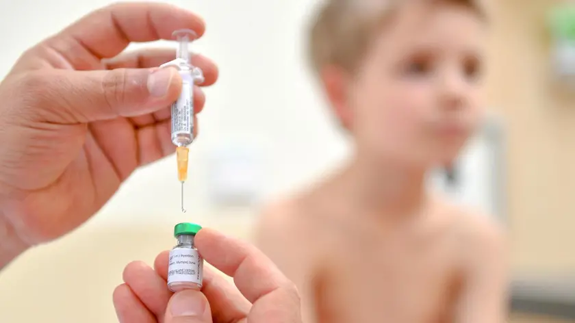 A pediatrician shows a measles vaccine in a hospital in Schwelm, Germany, 17 April 2019. With 112,000 cases worldwide in the first three months of this year, the number of measles cases has increased fourfold compared to the previous year. In Europe, the number of cases of measles in 2018 was the highest in ten years. The highly dangerous viral disease is spreading more and more. The federal state of Brandenburg is the first German region to introduce compulsory vaccination for children, as concerns about the increase in measles infections are growing. All children attending kindergartens in the state will be required to be vaccinated against measles as part of new measures. ANSA/SASCHA STEINBACH