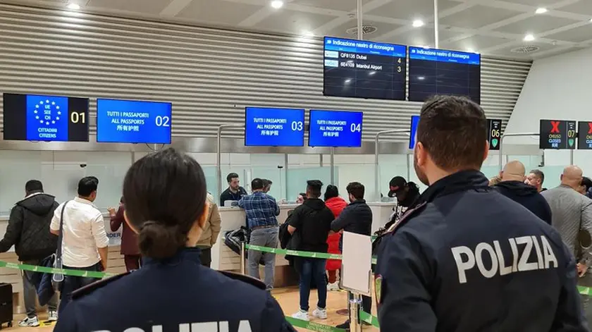 Controlli della polizia all'aeroporto