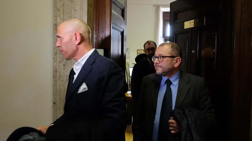 Pontrelli e l'avvocato all'uscita dalla stanza 96 a udienza finita (Bruni)