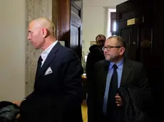Pontrelli e l'avvocato all'uscita dalla stanza 96 a udienza finita (Bruni)