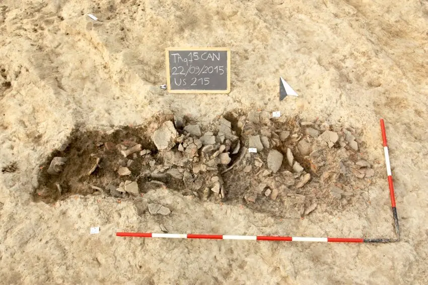 La fossa colma di ceramica da riciclare