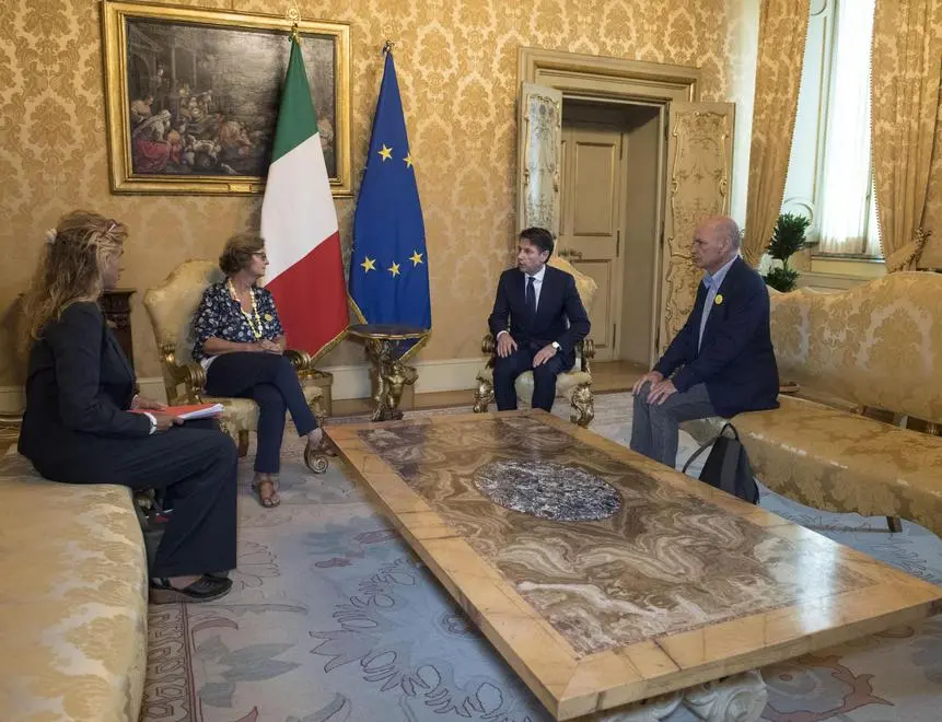 Il presidente del Consiglio, Giuseppe Conte, durante il suo incontro con i genitori di Giulio Regeni, il ricercatore ucciso in Egitto, a Palazzo Chigi, Roma, 13 luglio 2018. ANSA/UFFICIO STAMPA PALAZZO CHIGI/FILIPPO ATTILI +++ ANSA PROVIDES ACCESS TO THIS HANDOUT PHOTO TO BE USED SOLELY TO ILLUSTRATE NEWS REPORTING OR COMMENTARY ON THE FACTS OR EVENTS DEPICTED IN THIS IMAGE; NO ARCHIVING; NO LICENSING +++