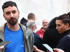 Sasha Colautti dell’Usb all’esterno della Questura durante la conferenza stampa. Foto di Andrea Lasorte