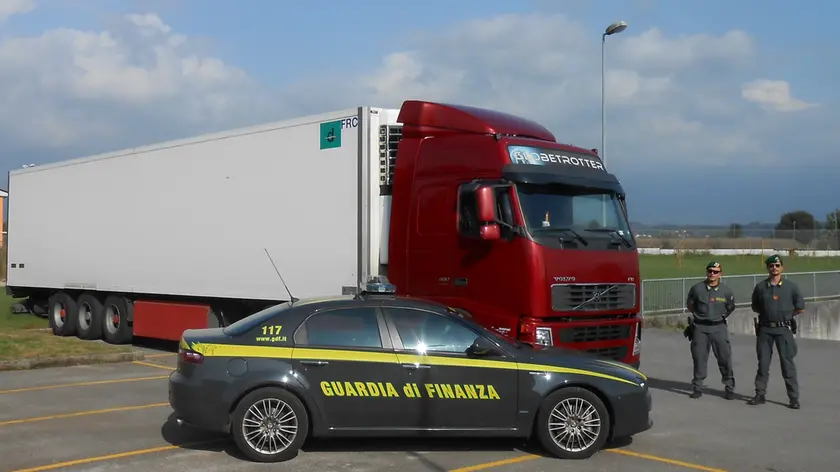 Il camion sequestrato dai finanzieri di Gorizia