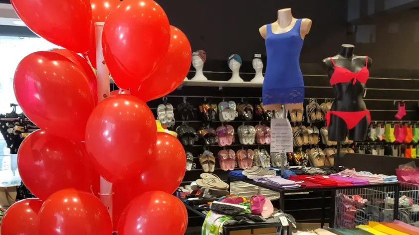 Un negozio già addobbato con palloncini rossi in vista dell’evento