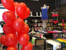 Un negozio già addobbato con palloncini rossi in vista dell’evento
