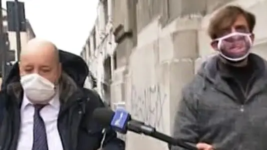 Roberto d’Amato incalzato da Valerio Staffelli di Striscia la notizia