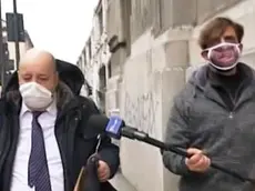 Roberto d’Amato incalzato da Valerio Staffelli di Striscia la notizia