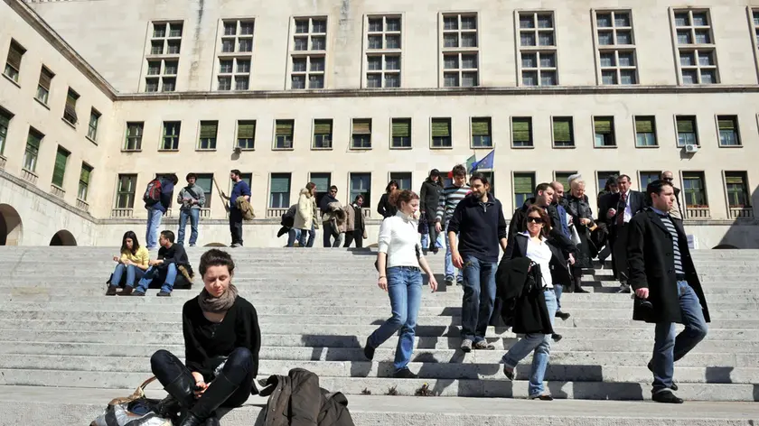 Studenti davanti alla scalinata di piazzale Europa