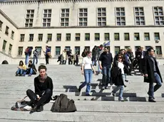 Studenti davanti alla scalinata di piazzale Europa