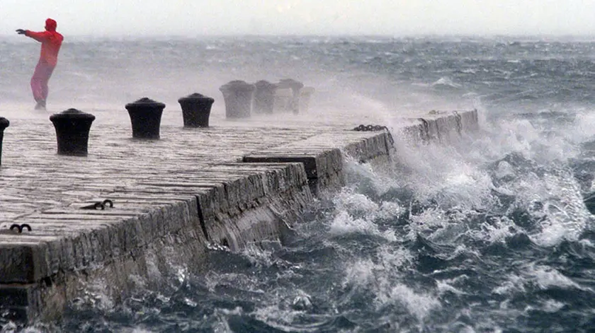 Bora sul molo Audace in una bella foto di archivio