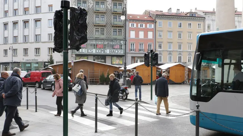Lasorte Trieste 17/11/16 - Piazza della Borsa, Via Cassa di Risparmio, Installato nuovo semaforo