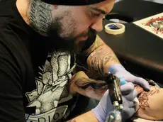 Un tatuatore all'opera