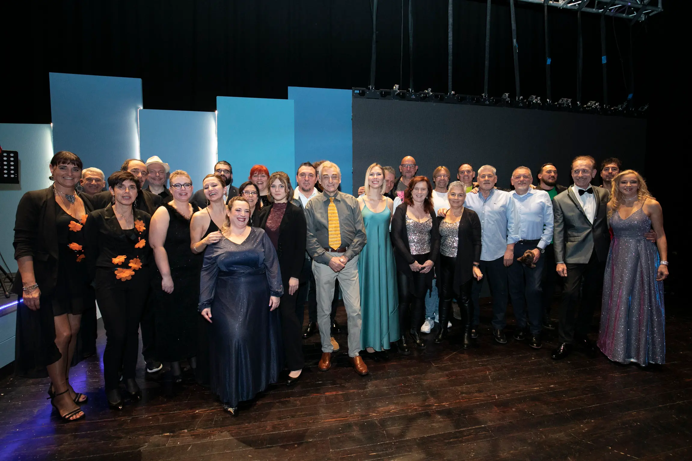Trionfo di partecipazione e di pubblico al 18° CantaFestival de la Bisiacaria, il cosiddetto “Sanremo bisiaco” edizione 2022, in programma al Teatro Comunale di Monfalcone. A vincere con 412 voti, tra una pioggia di coriandoli e di applausi la canzone “Al pianista e la balarina”, un brano cantato da Manuel Dominko di Gorizia e Martina Zerjal di Trieste (testo di Marco Giovanetti, musica di Manuel Dominko). La coppia ha ricevuto il premio dal sindaco Anna Maria Cisint e dal presidente della Pro loco Giorgio Iuretta. Le foto sono di Katia Bonaventura
