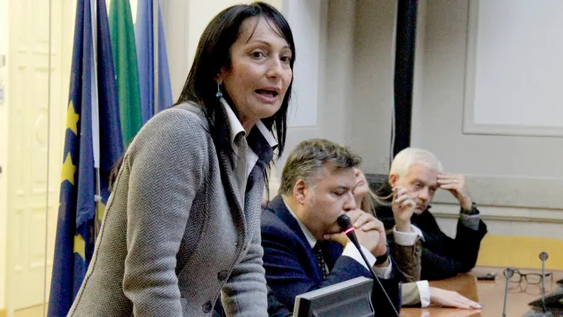 Anna Cisint nella sala consiliare con la sua giunta (Foto Bonaventura)
