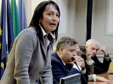 Anna Cisint nella sala consiliare con la sua giunta (Foto Bonaventura)