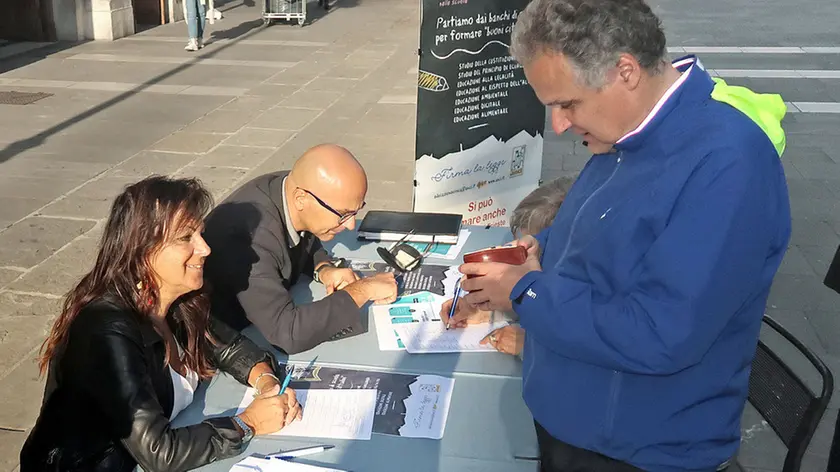 Lasorte Trieste 18/10/18 - Piazza della Borsa, Raccolta Firme Educazione Civica