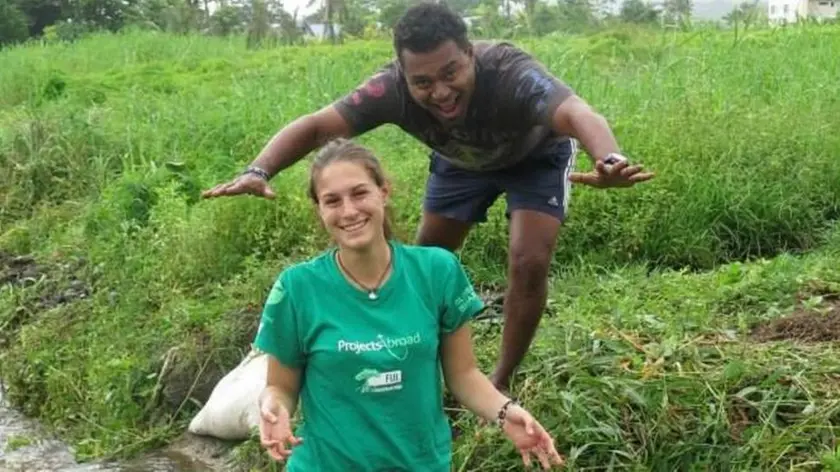 Martina Lonati alle Fiji scherza con un altro volontario