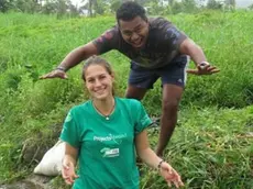 Martina Lonati alle Fiji scherza con un altro volontario