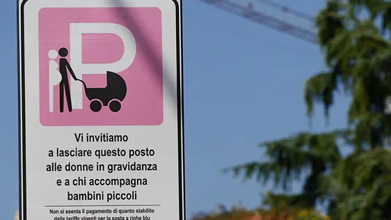 Un cartello che indica un parcheggio rosa