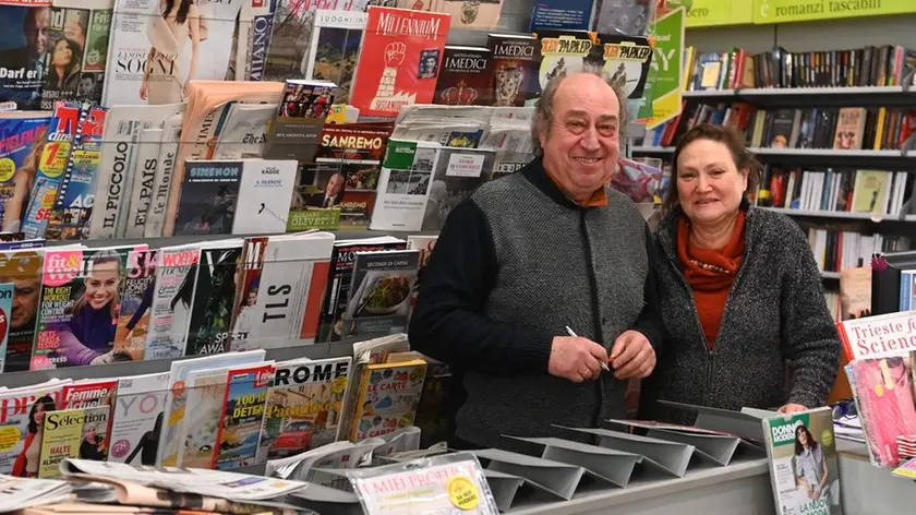 Liviana Biecheri con il marito Licio nella storica edicola di piazza Tommaseo Foto Bruni