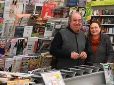 Liviana Biecheri con il marito Licio nella storica edicola di piazza Tommaseo Foto Bruni