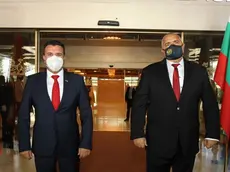 Il premier macedone Zaev (sin.) e quello bulgaro Borissov al vertice di Sofia. Foto governo bulgaro