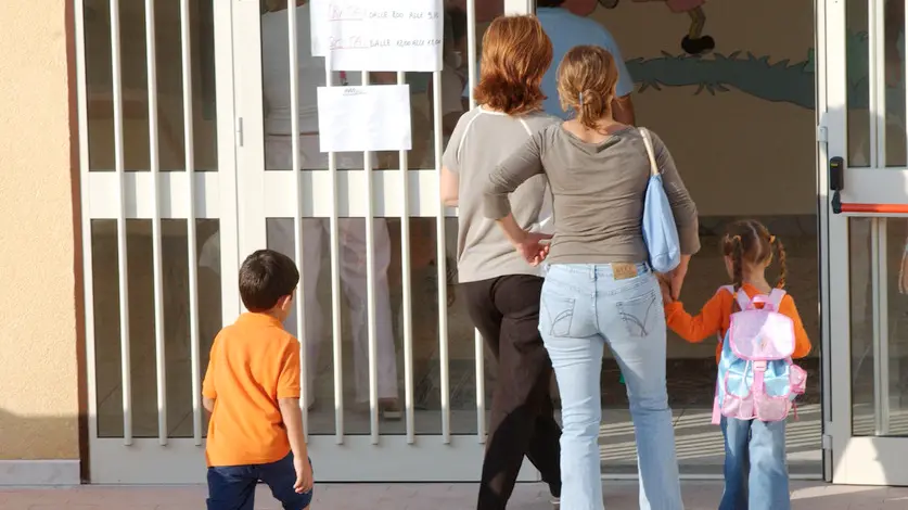 05/10/04 SCUOLA MATERNA, BAMBINI ACCOMPAGNATI DAI GENITORI .